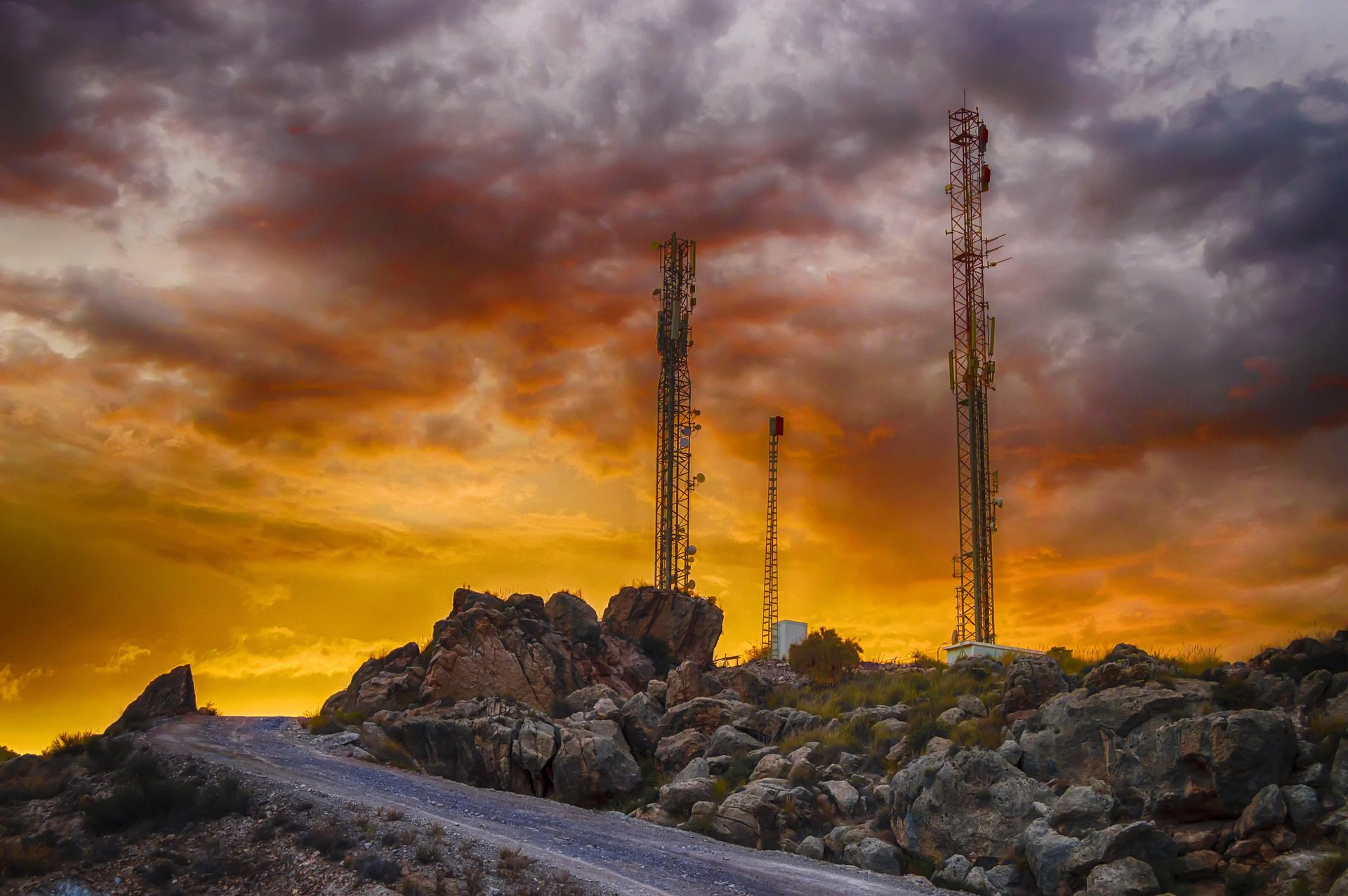 telecommunication-antennas-3667666_1920